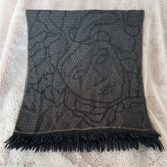 Versace scarf - Picture 2 of 4